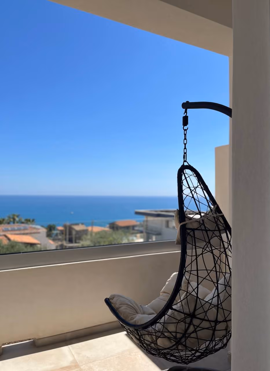Il dondolo e la vista mare dalla terrazza di Cori di Capreria
