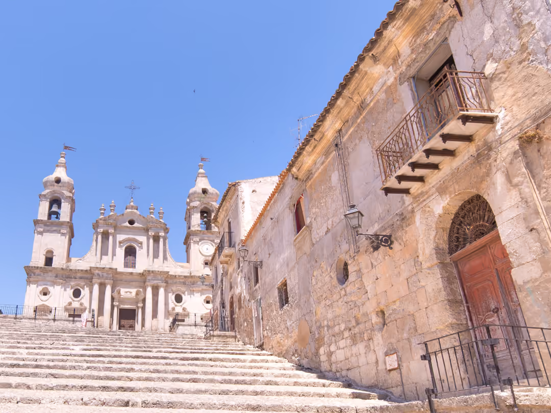 La scalinata e le architetture del centro di Palma di Montechiaro