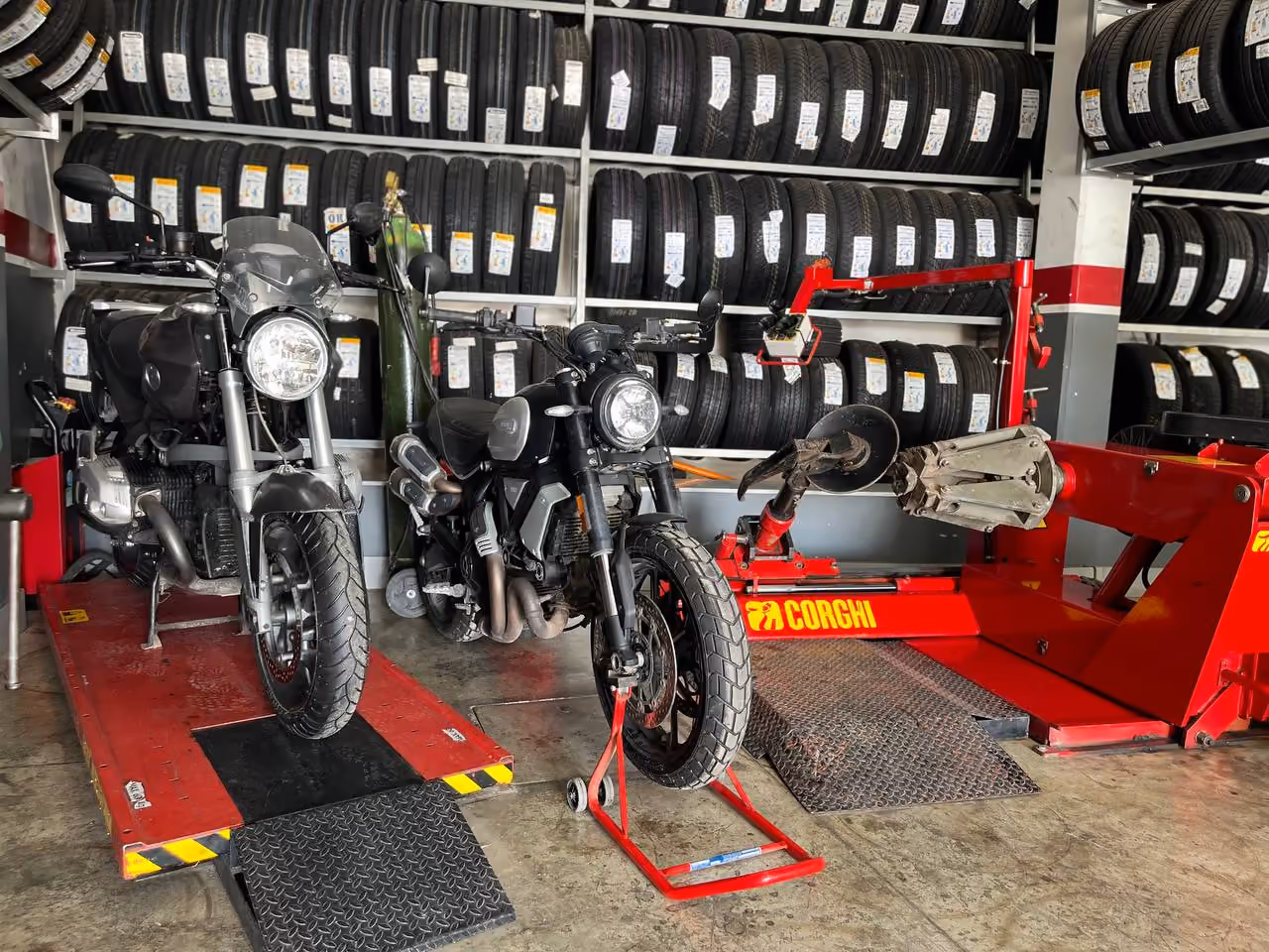 L’area di lavoro attrezzata per moto e veicoli